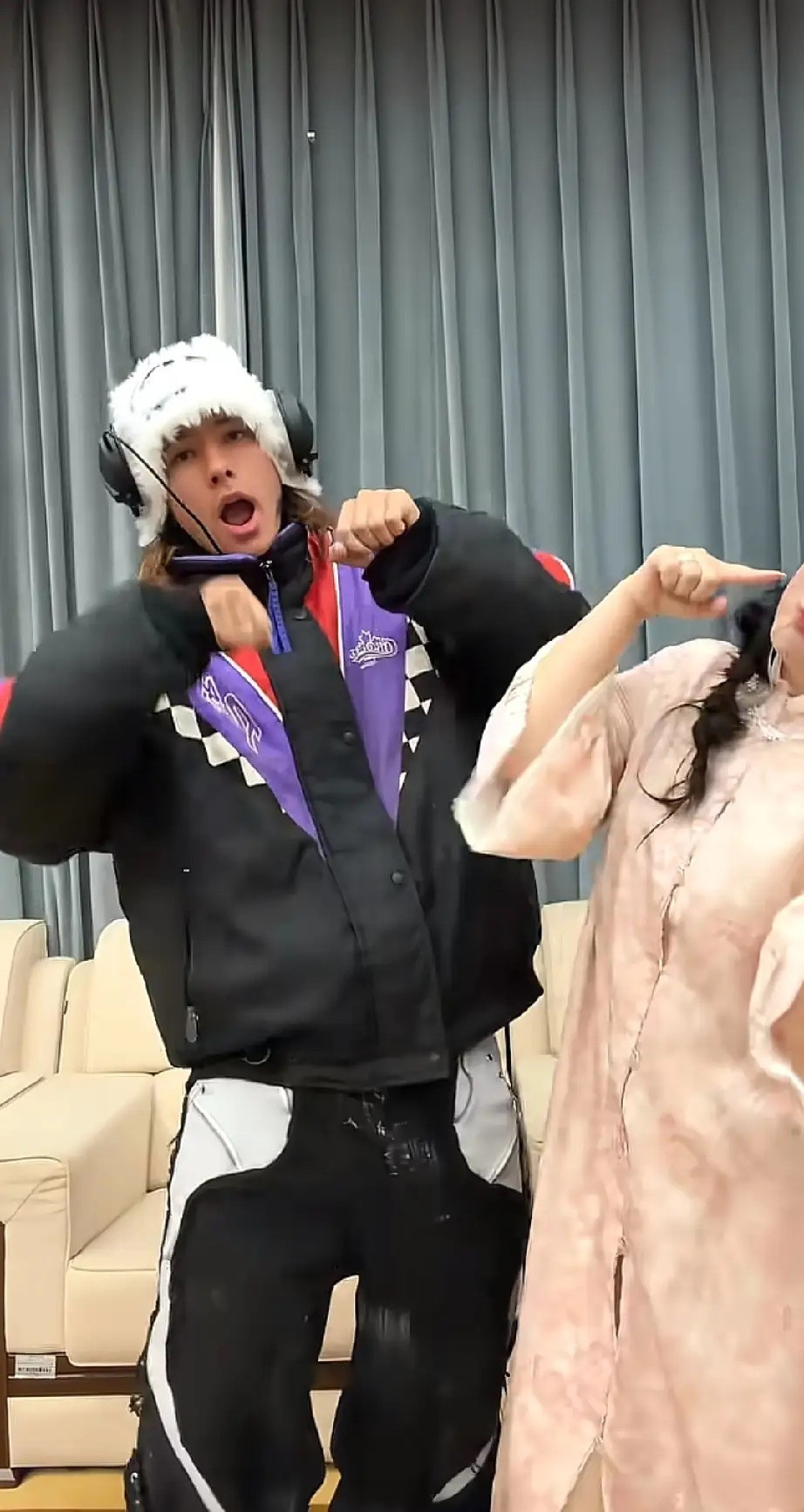 龚琳娜儿子太帅了，她和前夫老锣生的小儿子颜值颇高，最近她儿子雅酷回国看她，母子俩