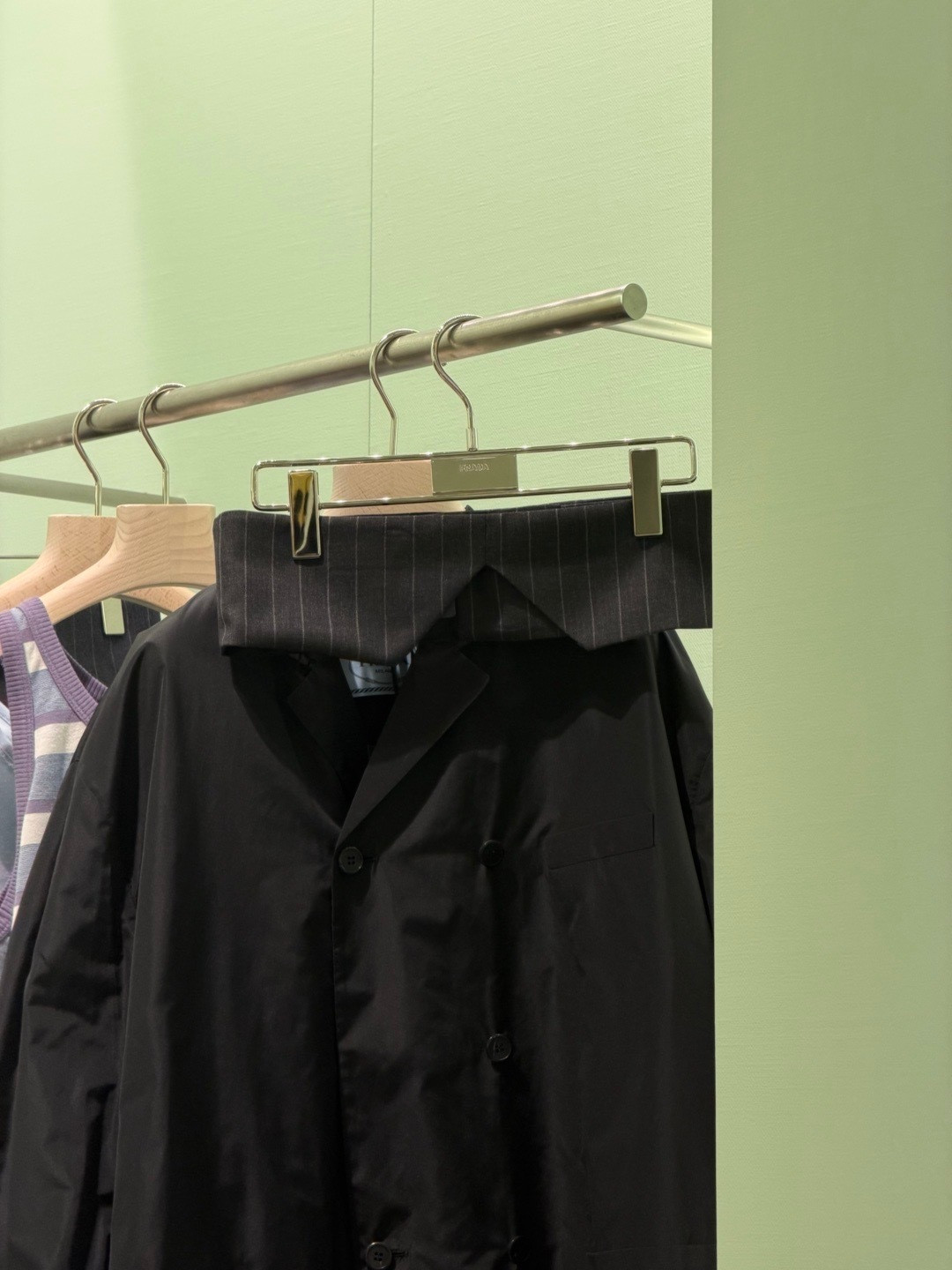 不是…请问一下，Prada这个是给谁穿？穿在哪里？没看懂…抹胸吗？