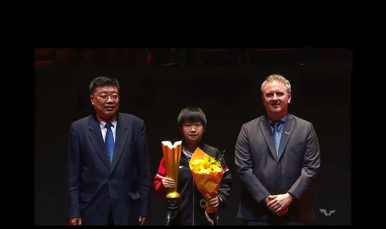 孙颖莎颁奖礼上这波“小迷糊”，反倒让人更爱了！刷到莎莎女单颁奖礼的画面，直接