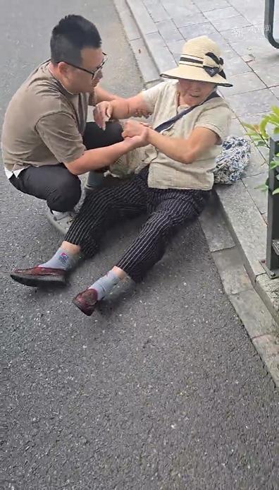 2026年9月12日，潮新闻报道，杭州西溪路清晨发生暖心一幕。一名高龄