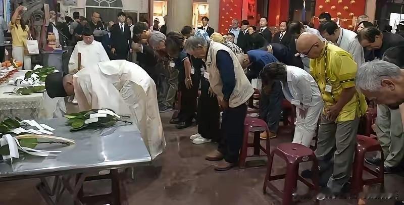 民进党立委邱议莹、许智杰等人竟然于昨天晚上在高雄市红毛港保安堂祭拜日军战犯。二战