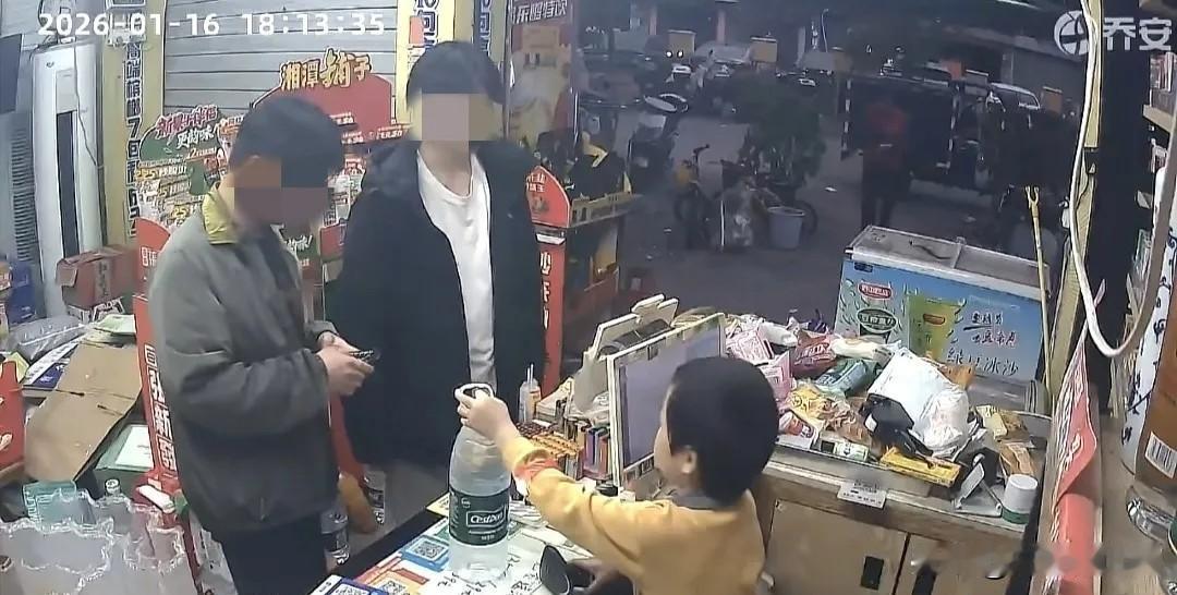 “笑不活了！”深圳，5岁男孩一本正经看店，顾客来买水，问老板呢？男孩自信回答：我