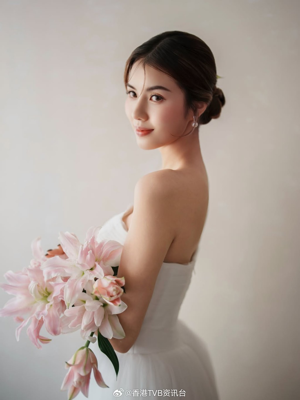 星岛：“东张女神”邓凯文突然晒出性感婚纱照身姿亮眼神态妩媚揭晓照片背后真相2