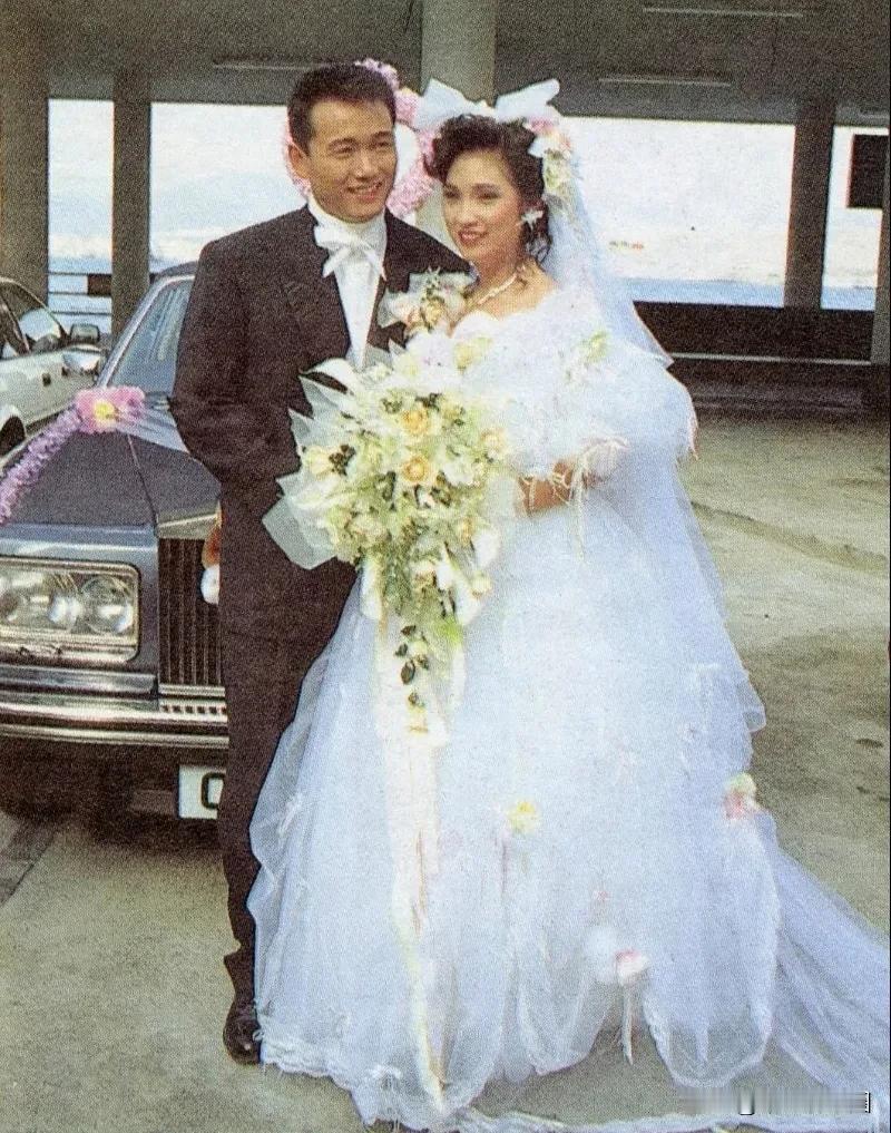 拷古1990年时期苗乔伟与戚美珍在香港举报结婚的合集照片，那时大家都好年轻，再加