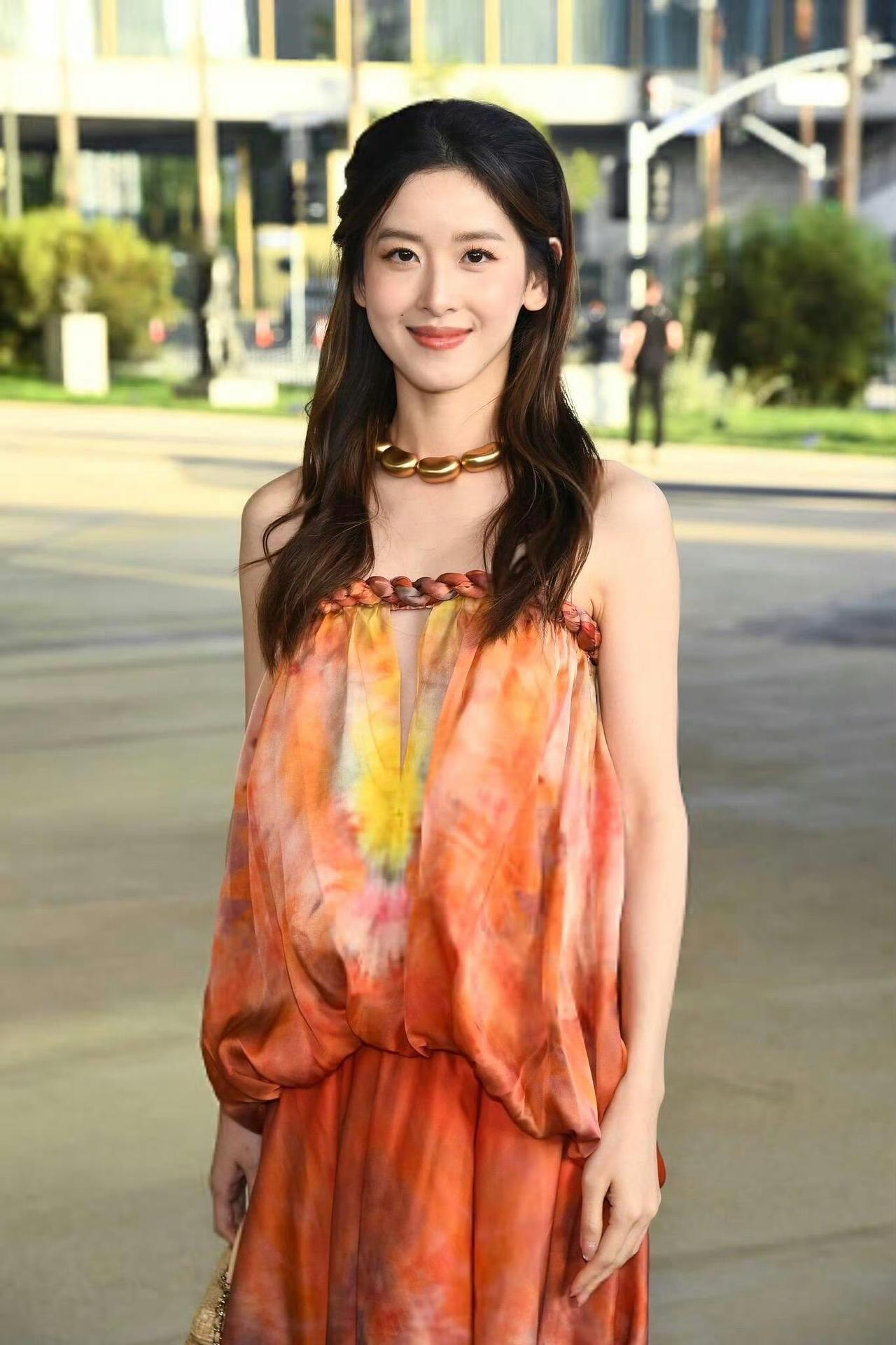 章泽天在洛杉矶出席晚宴的生图确实好美，她的颜值真没得说，这么多年被各种角度拍就没