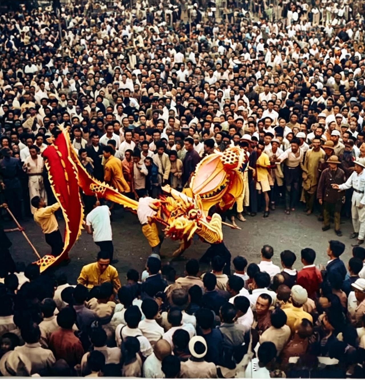 横幅上的四个人头像是谁？1945年8月15日，日本宣布无条件投降，作为当时中国