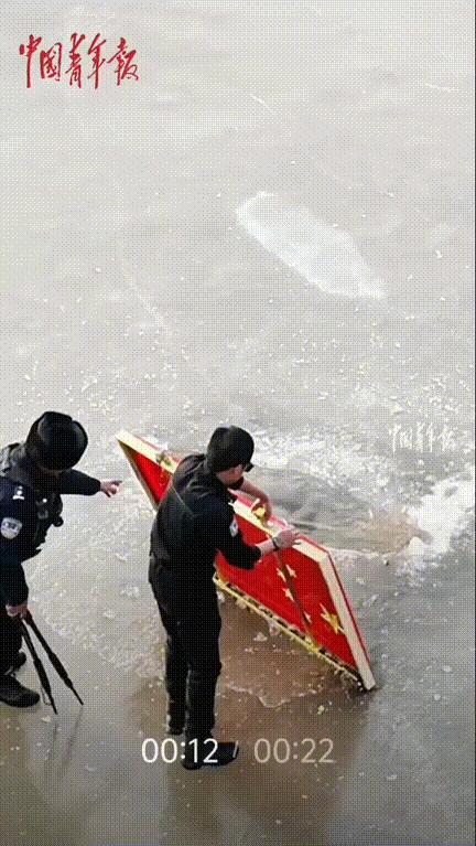 就这个红不行！新疆库车，一民警巡逻的时候无意间发现湖面中有一红色物体，本来没在意