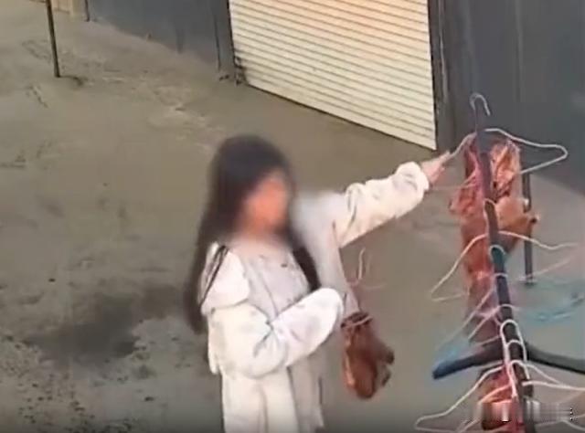 江苏，一女子路过一家农户，瞬间就被门口悬挂的腊肉、腊肠吸引。要知道到了腊月底，最