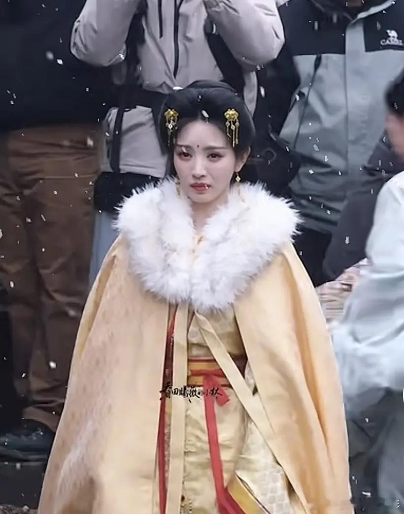 女明星过瘦了就是会脸颊凹陷啊，还是胖点儿好看，不然以为田曦薇花期都过了