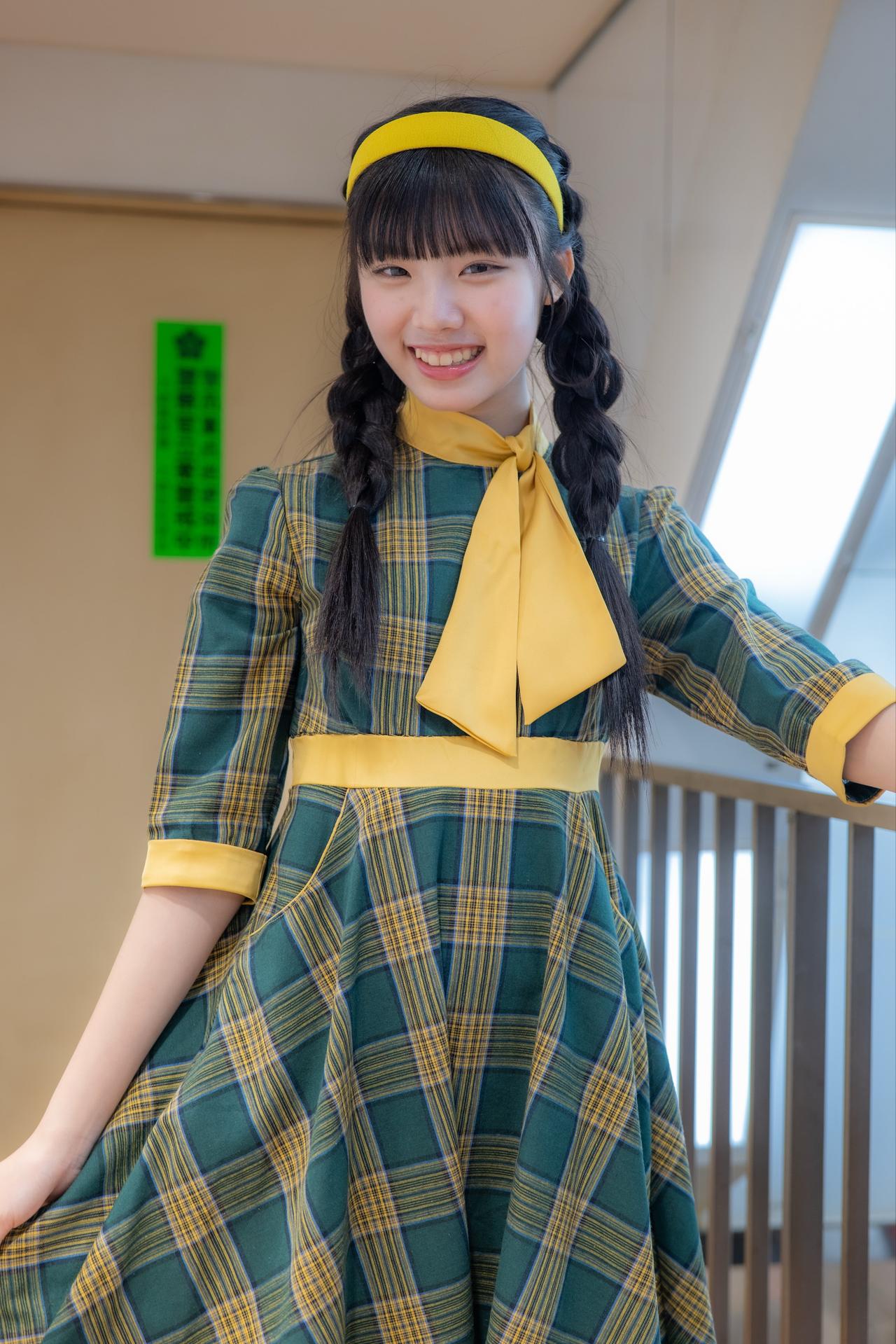 绿裙黄带，笑语盈盈。