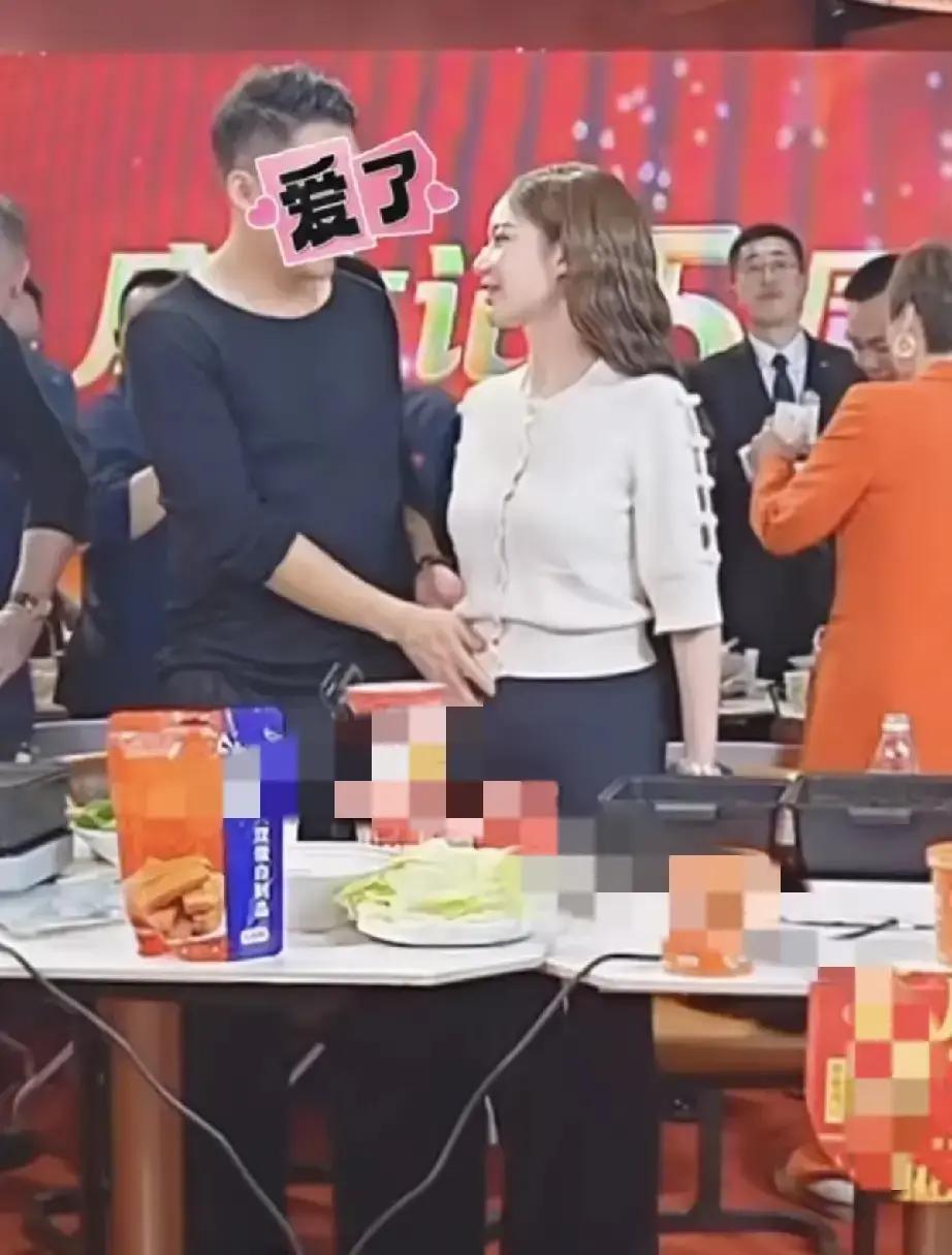 看到汪小菲摸马筱梅肚子那张图，心里挺不是滋味的。怀着孕，6点半起，两岸飞，