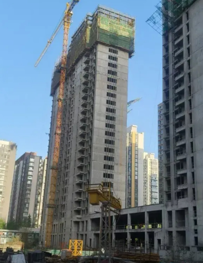 西安的“贞观首府”彻底成了烂尾楼！这原本是中石油下属长庆运输分公司给自家职工团购
