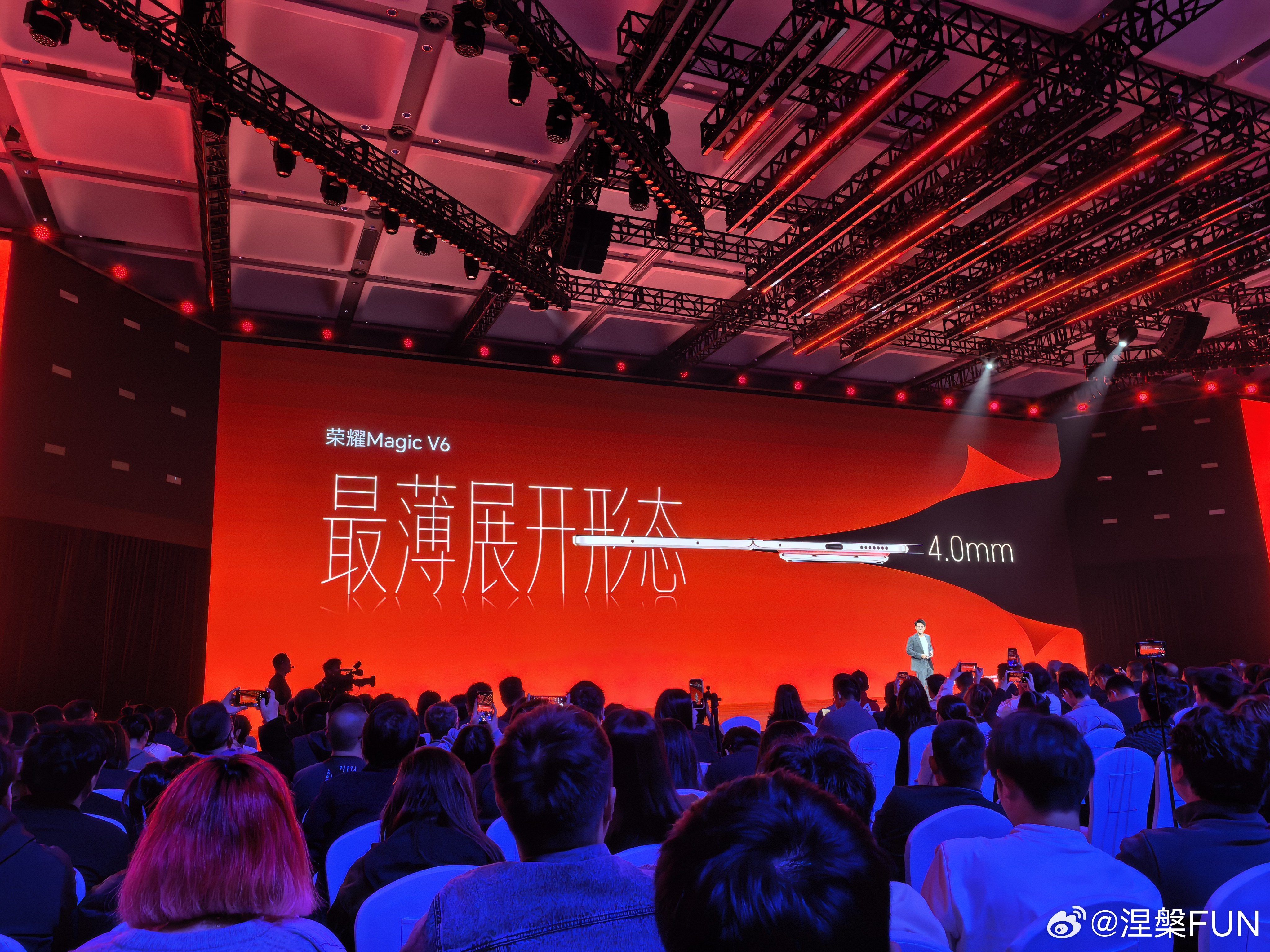 说荣耀MagicV6折叠大满贯我觉得没有问题，首先是屏幕，外屏太硬了，不怕刮