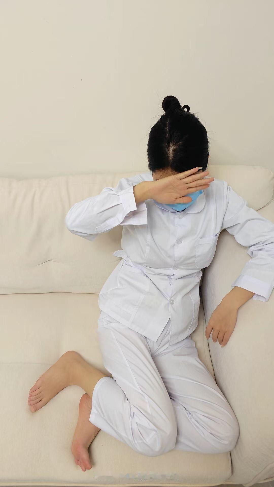 同事有点害羞。