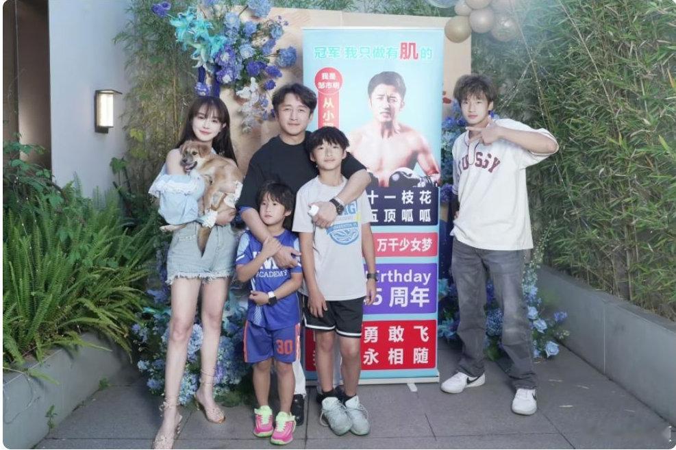 邹市明45岁生日，冉莹颖穿短裙美成少女，14岁轩轩身高超180真帅