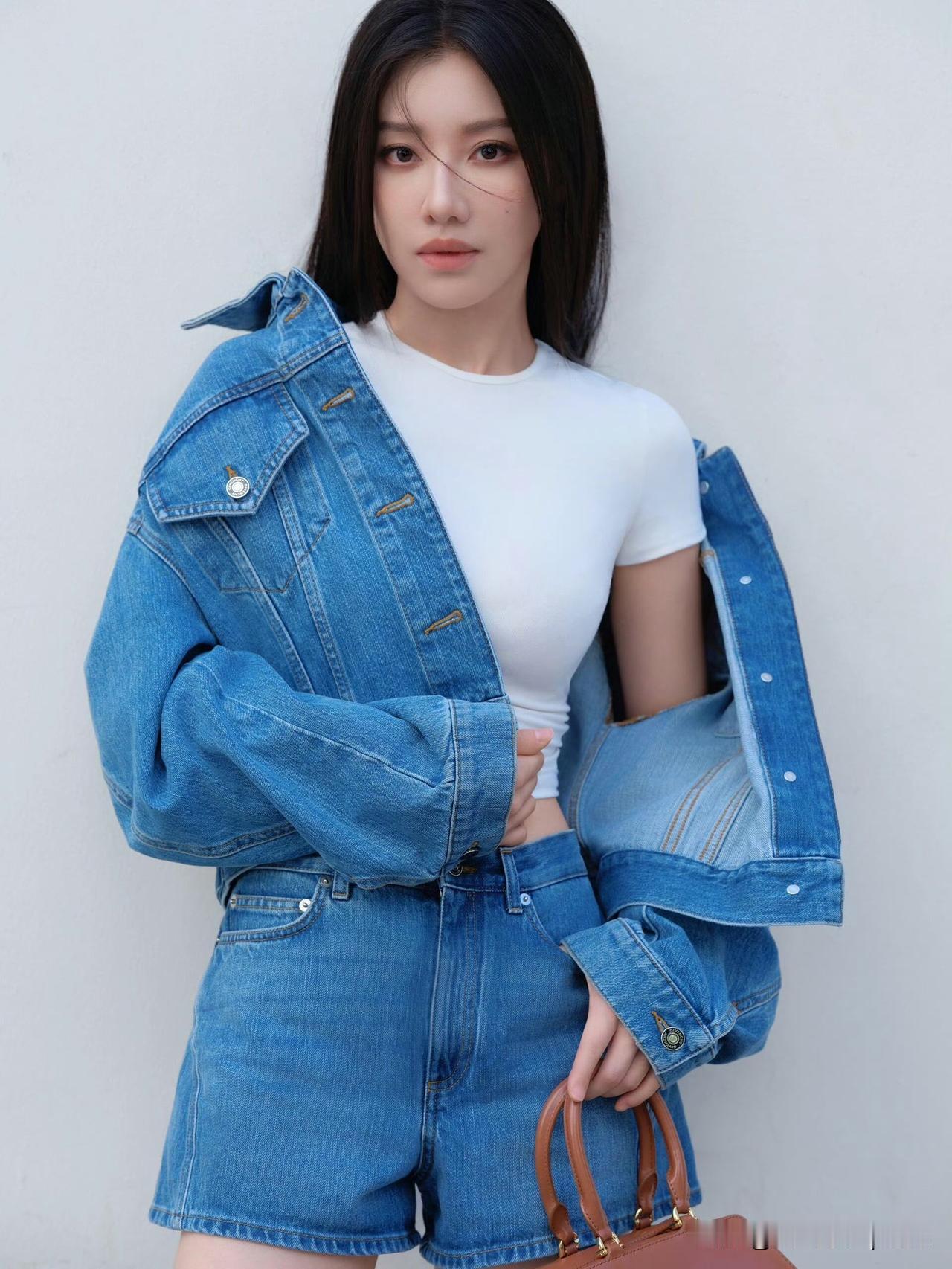 王鹤润这身蓝色牛仔入秋穿搭太可了！经典蓝白配清爽又耐看，牛仔外套搭白T简单不挑