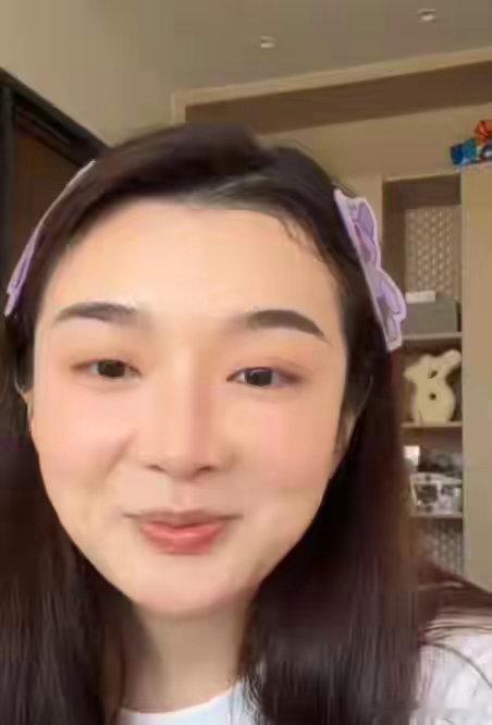 吴雅婷自曝不敢让孩子唱王栎鑫的歌孩子随口哼了句爸爸的歌，当妈的却吓得当场求饶。这