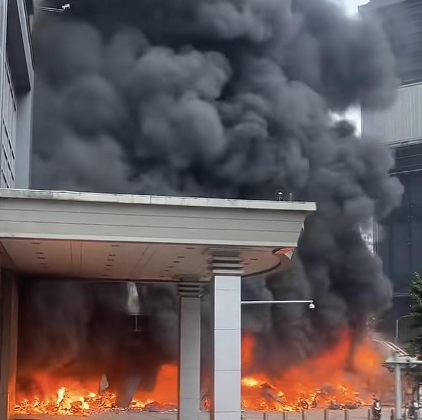 突发！6月11日13时许重庆石桥铺泰兴电脑城后门一停车场起火，百来台电动车瞬间化