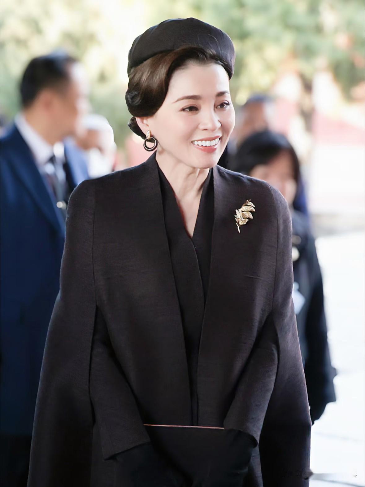 泰王偕苏提达王后现身北京故宫博物院，参观泰中建交50周年文物展。这套穿搭的审美