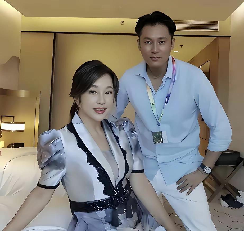 我天，站在刘晓庆身边这个大帅哥是古柯啊！怎么和现在的古柯不一样喔，妥妥的两个人。