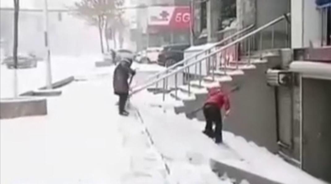 今冬最强寒潮来袭，中东部将迎来大范围雨雪冰冻天气，部分地区降雪量创纪录今冬最强