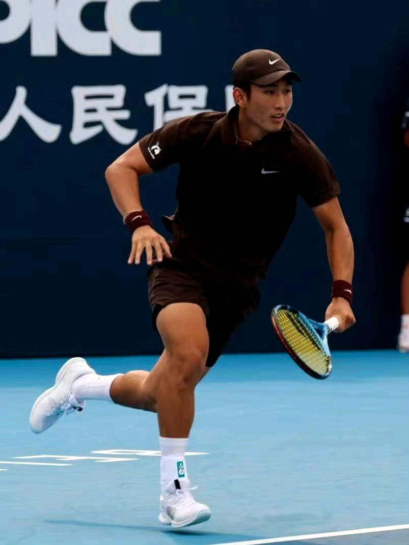 张之臻输了、小布也输了，小商一定要顶住啊！首盘6-0，第二盘错失3-1的领先，