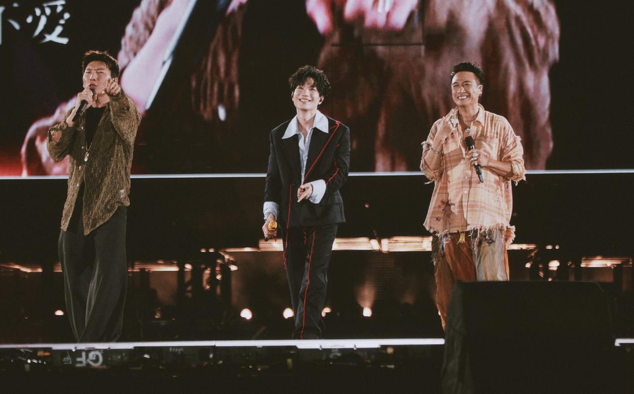 陈楚生三亚演唱会的嘉宾真的很让人意外！吴镇宇和阿如那，怎么会和陈楚生关系这么铁