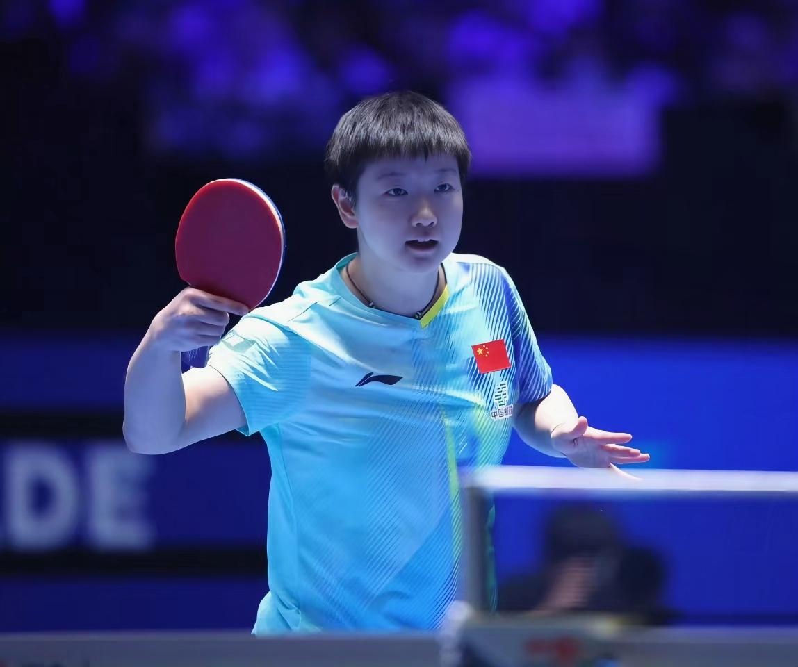 孙颖莎两次受伤的是左脚，她发球时使劲跺的是左脚，小腿肚上有淤青的是左脚小腿肚