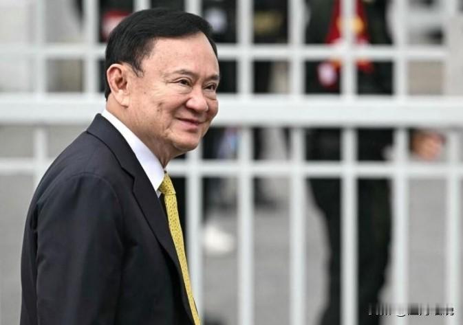 他信即将假释出狱，千名红衫军集结迎接这位备受争议的政坛人物回归社会，这也是泰国政