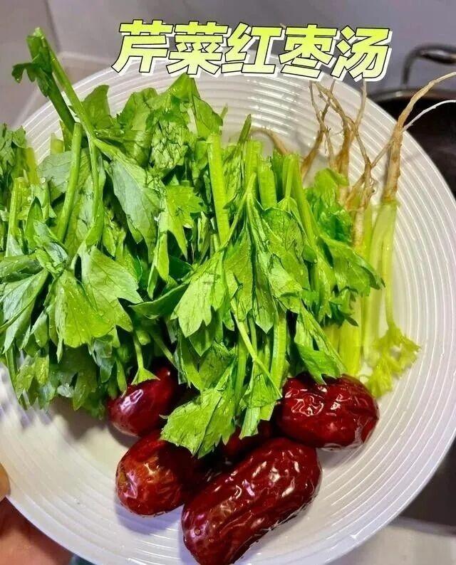 央视某养生栏目分享的“沉睡汤”食疗方，因食材常见、做法简单，成为不少人睡前舒缓身