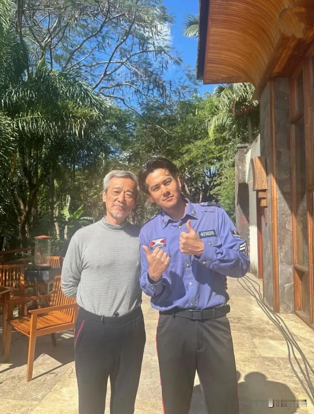 彭于晏近照，和演员张琪同框，穿着一身剧里角色的衣服，肤色偏黑，个子高挑，身材练的