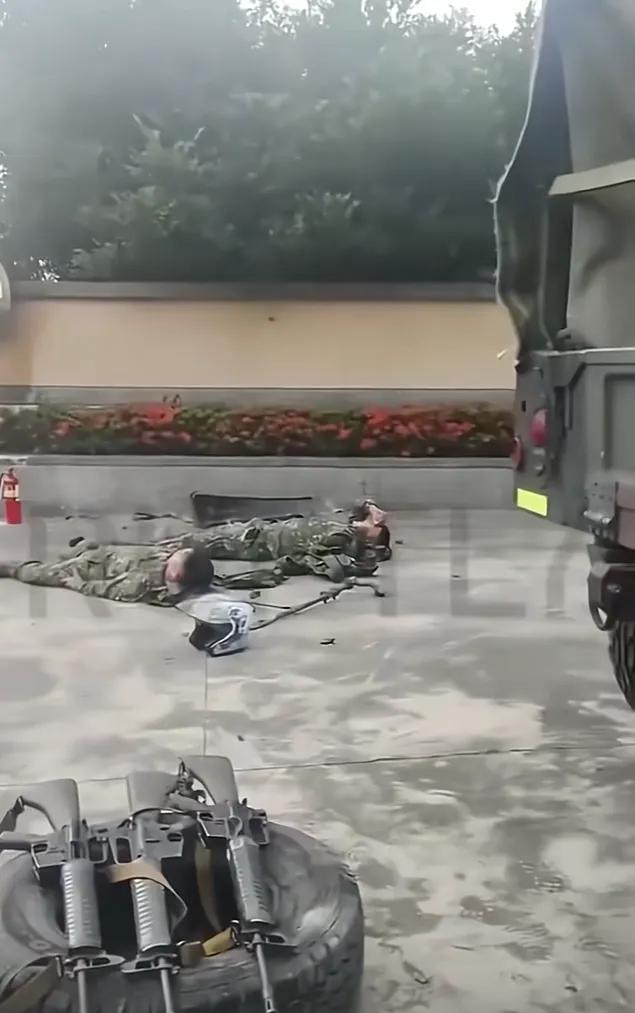 这是台湾省的汉光军事演习。第一眼看上去以为是士兵累了躺地上休息，虽然有点散漫但理