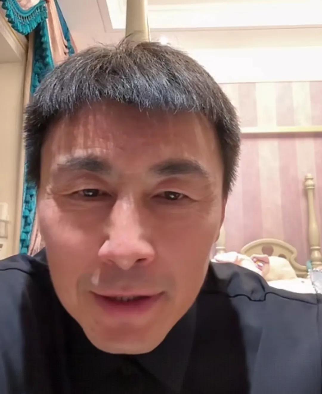 前国脚李玮锋透露了02年世界杯大名单的一个小插曲。他表示，02年世界杯那会，曲