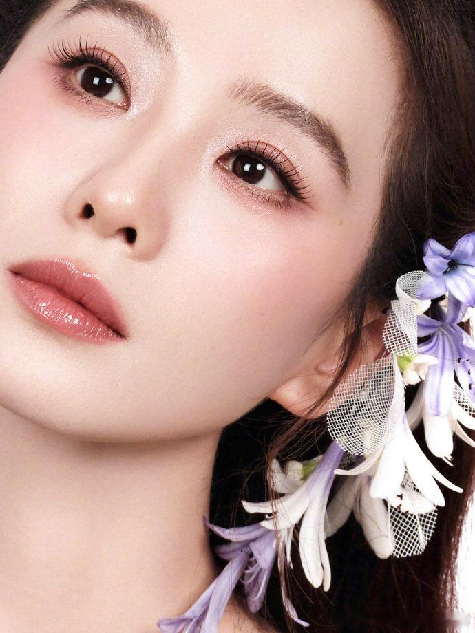 刘诗诗绝美容颜刘诗诗和好友公园遛娃