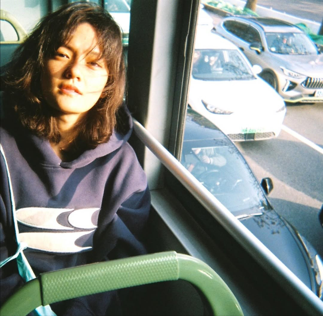 文淇：讨厌冬天。但喜欢偶尔能碰到的晴天，喜欢咬下的第一口草莓冰糖葫芦，喜欢一整天