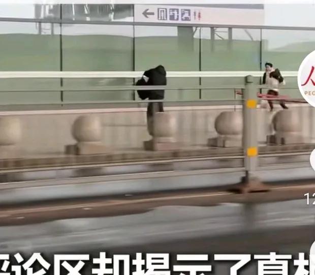 妈妈送儿子到高铁站，分别后，儿子在高铁站里狂奔，妈妈感动得热泪盈眶。在窗户里