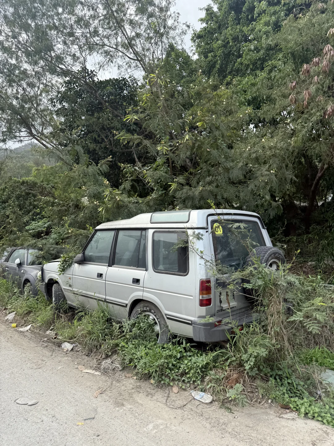 香港遗弃在路边的汽车