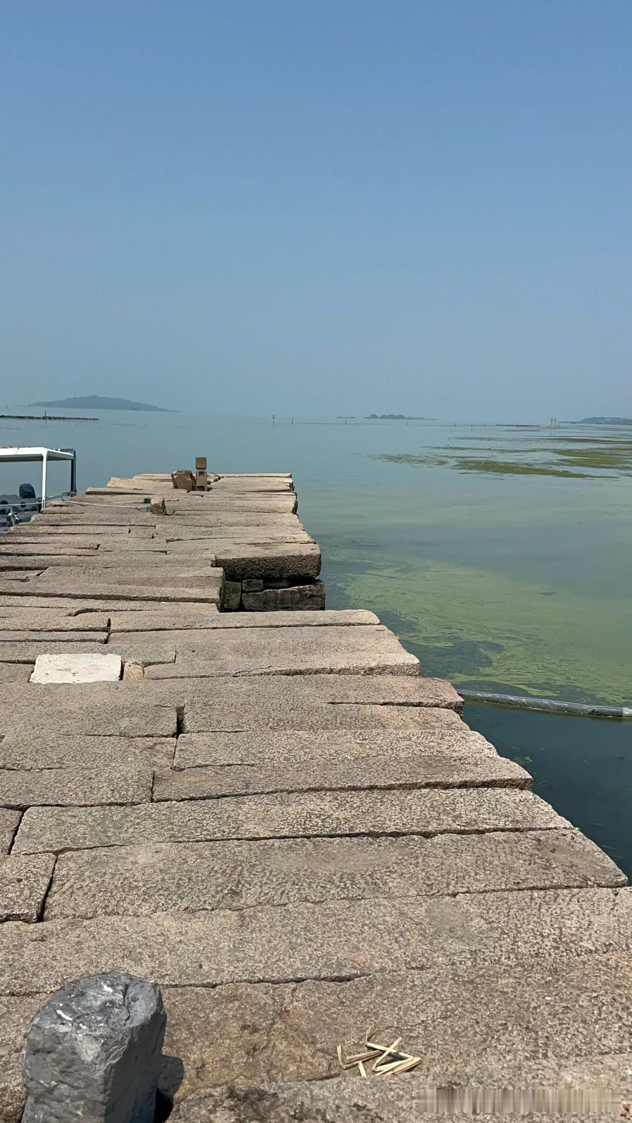 早上接到一个卖房电话，对方热情开口：先生，考虑买房吗？再不买房价还要涨！