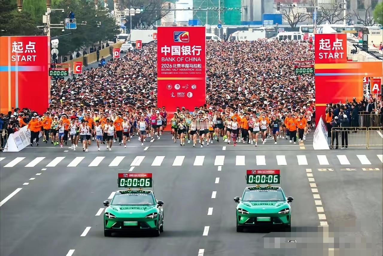 雷军恐怕是做梦都能笑醒!泼天的流量一波接一波。先是小米YU7成为2026年北京半