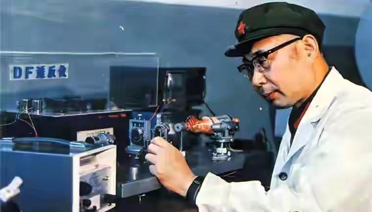 令美国敬畏的大人物离世！而我们却一无所知？1994年，中国第一台激光陀螺工程样