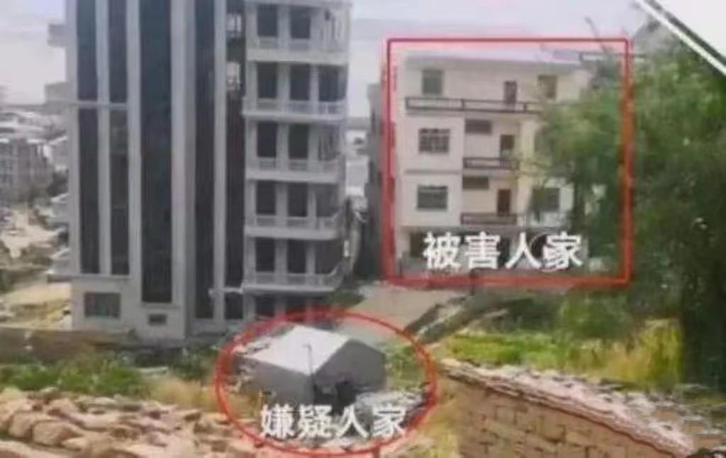 2022年。“又是欺负老实人！”陕西，56岁大爷砍断了邻居家挡路的一根树枝，对方