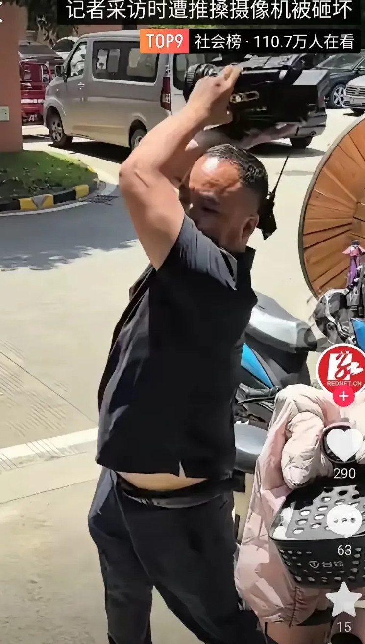 湖南丰旭线缆的谢姓负责人太冲动了！当着众媒体的面砸了27万的摄像机，还弄坏其他设