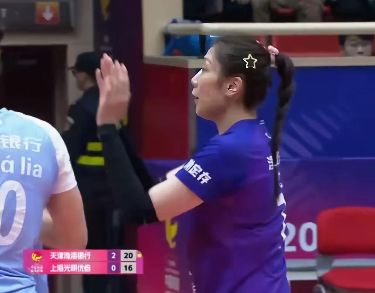 杨艺就是天津女排之母！无论是追随宝泉指导打接应和主攻的那些年，还是跟随陈方指导