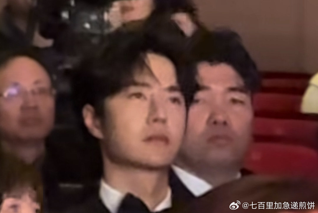 运动多了就是好，王一博这个核心太强了[笑着哭][笑着哭]​​​