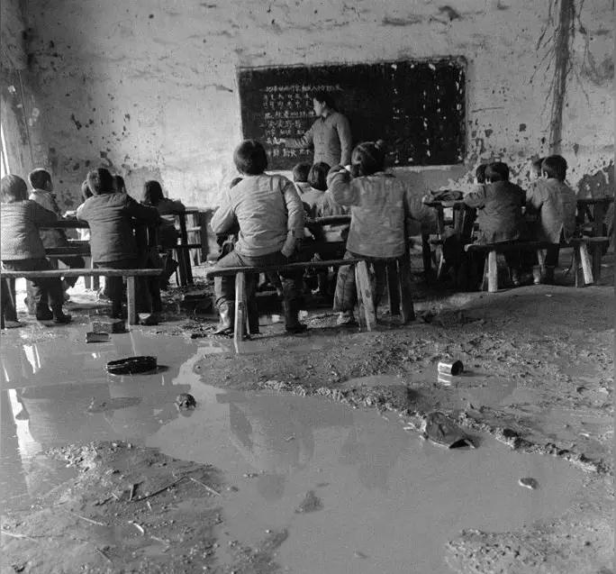 这是一张特殊的老照片，照片反映了上世纪80年代的一天，北方某地一所乡村学校上课时