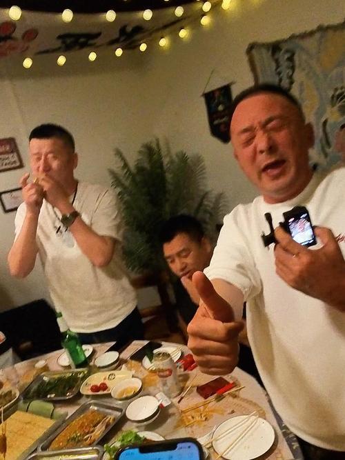 清晨，李亚鹏带着团队小伙伴现身河南平顶山街边小店，全员围坐共享地道胡辣汤。他操着