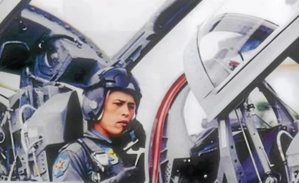 没想到吧！泰国国王真还被世人小瞧了，真没想到，他竟然会开波音737-800飞机。