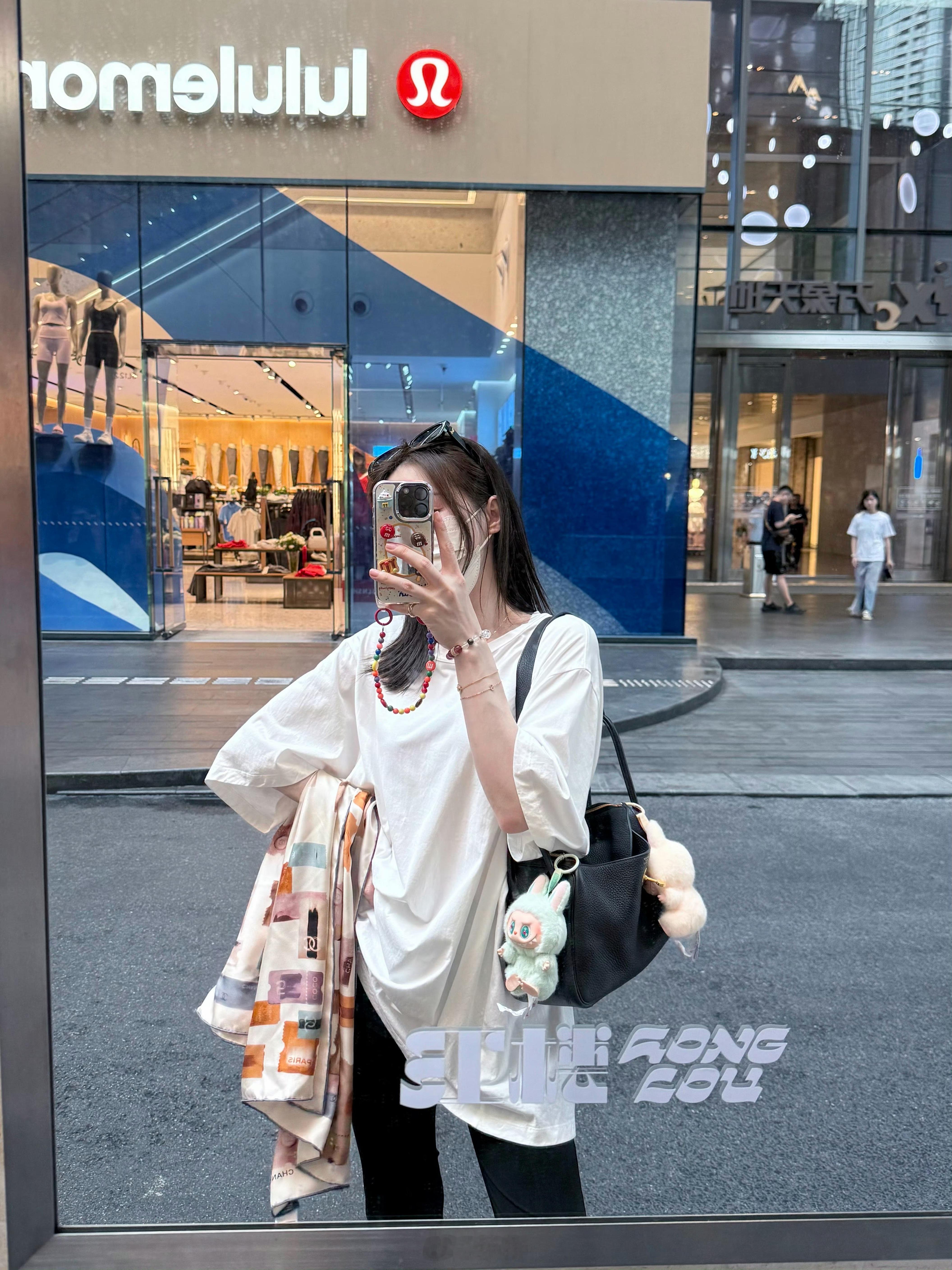 富人新标识：用最新款Pro版iPhone同时包包上挂labubu。泡泡玛特​​