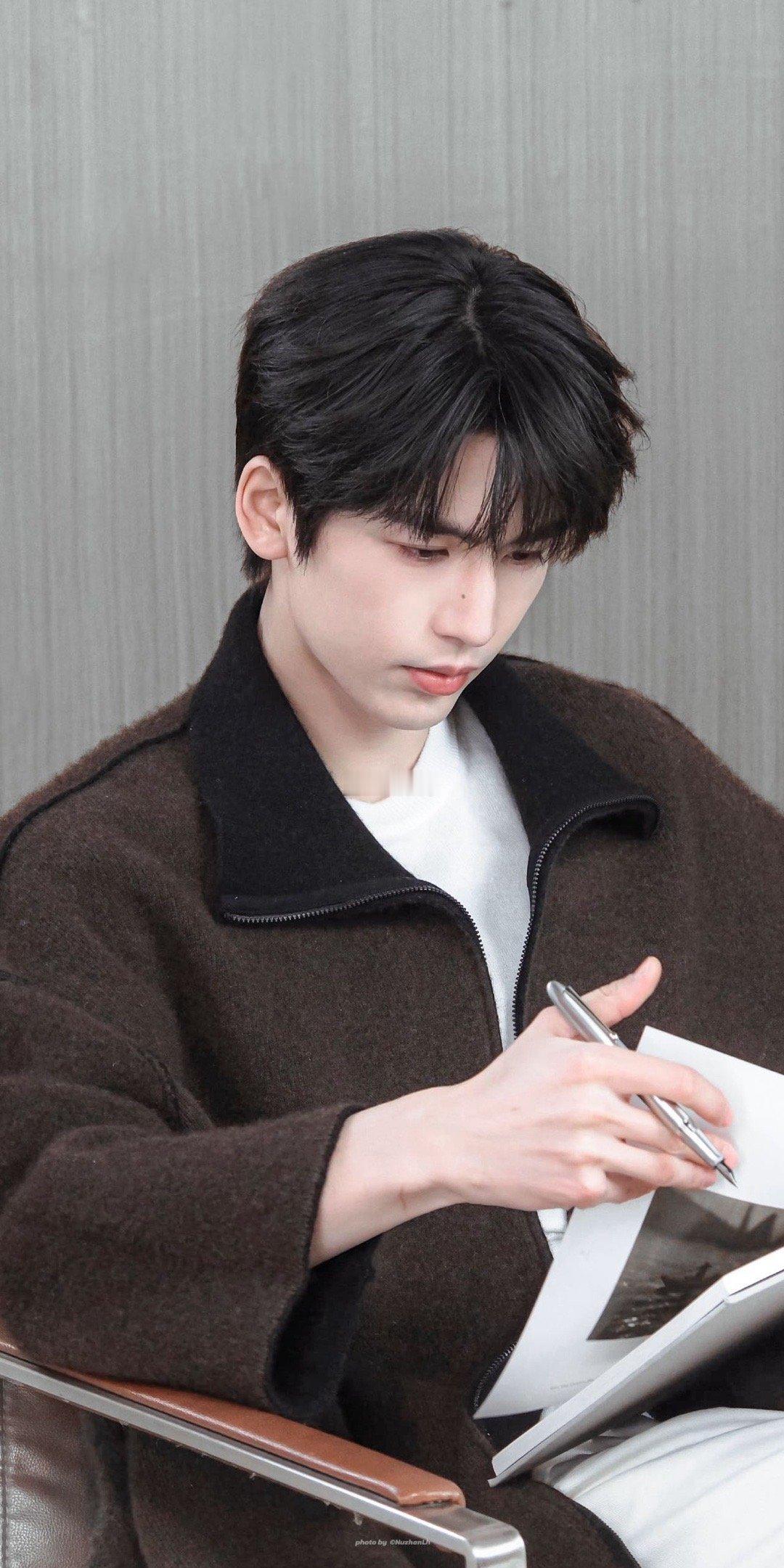 凌探未来不得不说张凌赫颜值身材全都在线，长相自带氛围感。性格稳重内敛，做事认真