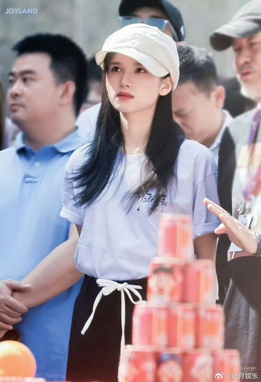 张婧仪野狗骨头开机图🈶️​​​
